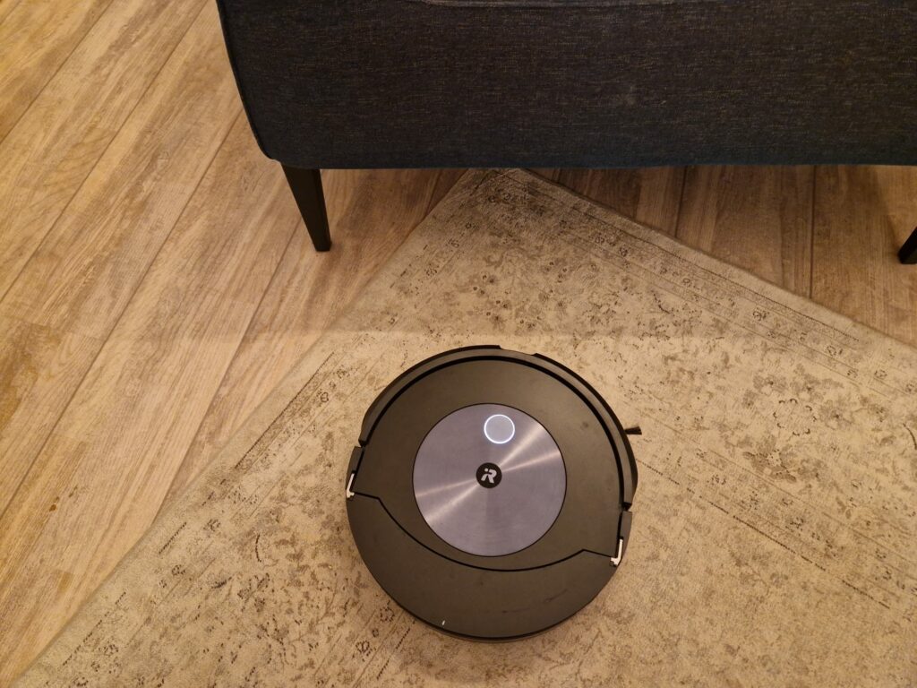 The image shows a photography of a robotic vacuum cleaner